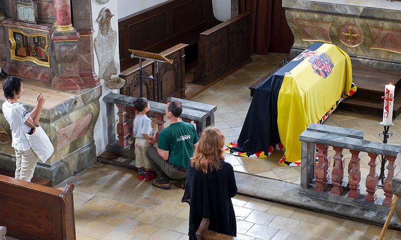 Der mit der Familienfahne bedeckte Sarg von Otto von Habsburg steht mit einem Ehrenspalier der Schützenkompanie Zirl aus Österreich, in der Sankt-Ulrichs-Kirche in Pöcking am Starnberger See, aufgebahrt am Altar.