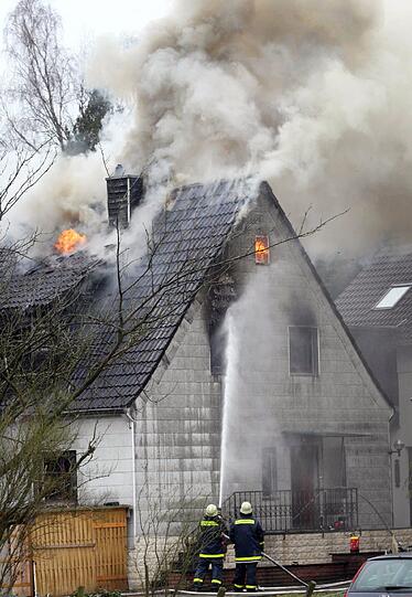 Eine Doppelhaushälfte in Aachen steht in Flammen. Drei kleine Kinder sterben in dem Inferno. Die Bilder vom Löscheinsatz.