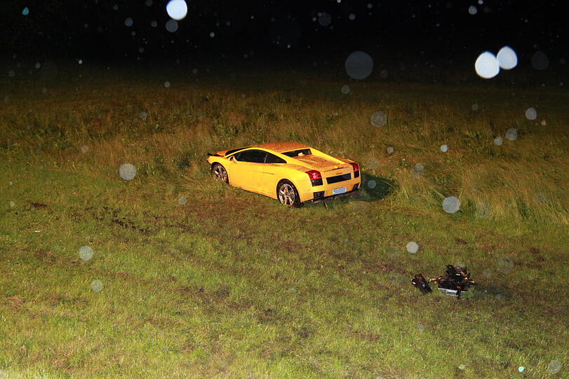 Auf regennasser Fahrbahn ist am Dienstagabend ein Münchner mit seinem Lamborghini von der Straße abgekommen und schwer verunglückt. Die Ursache war vermutlich überhöhte Geschwindigkeit. Der Fahrer musste schwer verletzt ins Krankenhaus eingeliefert werden. Die  Bilder von der Unfallstelle.