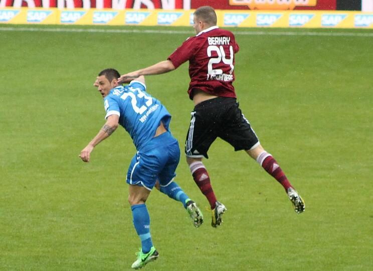 Am Samstag gegen Hoffenheim stand Berkay Dabanli (r.) erstmals in der Startelf des 1. FC Nürnberg. Sein auslaufender Vertrag wird in den nächsten Tagen um zwei Jahre verlängert.