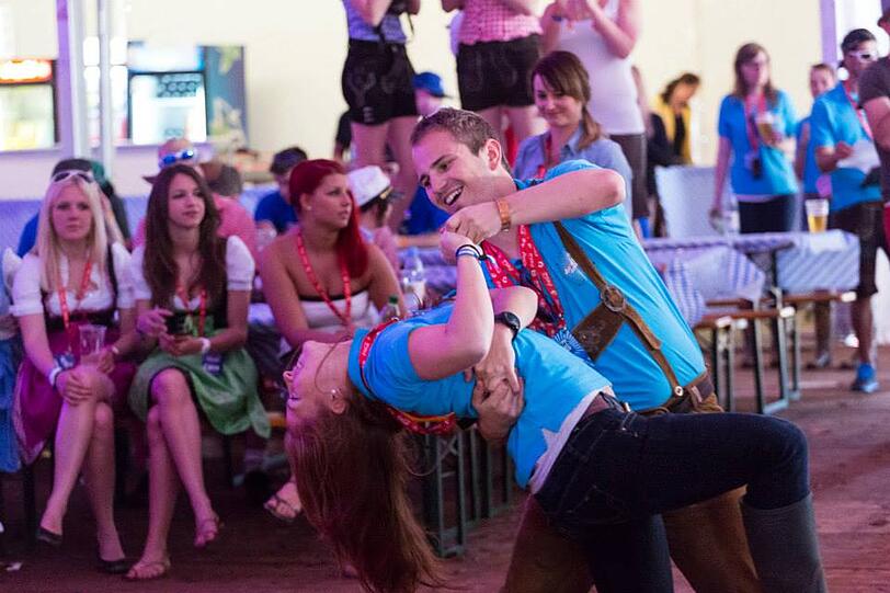 Dirndl und Lederhosen am kroatischen Strand: Bilder von der wilden Springbreak Wiesn-Party zum Durchklicken!