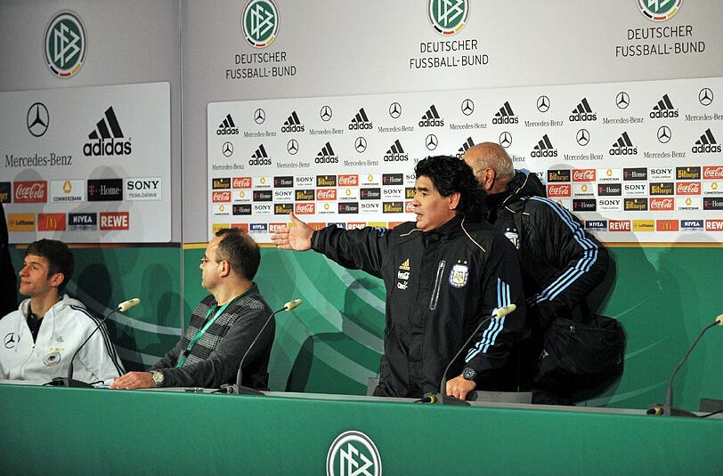 "Wer ist der Mann?&ldquo; Diego Maradona erkennt Thomas Müller nicht &ndash; 2010.