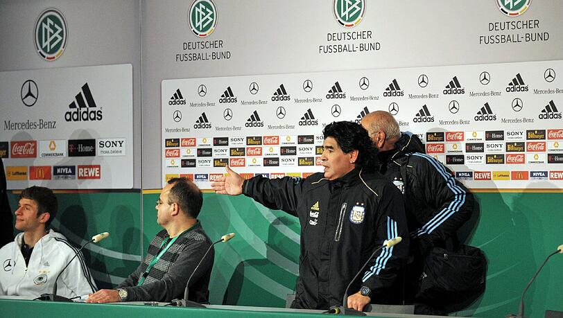 "Wer ist der Mann?“ Diego Maradona erkennt Thomas Müller nicht – 2010. "Wer ist der Mann?“ Diego Maradona erkennt Thomas Müller nicht – 2010.