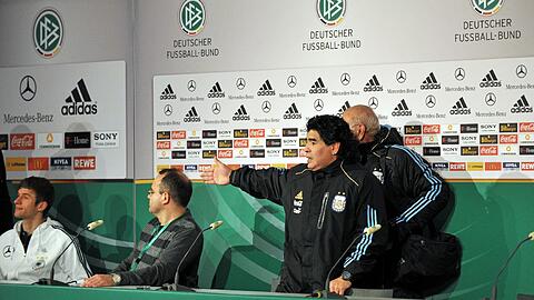 "Wer ist der Mann?&ldquo; Diego Maradona erkennt Thomas Müller nicht &ndash; 2010.