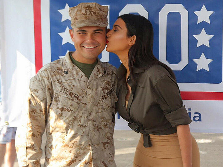 "Kisses to the troops!" Kim Kardashian macht einen Soldaten glücklich