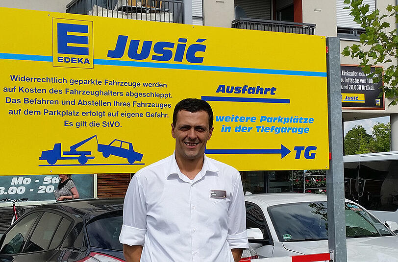 Seit 1. September ist er hier der Eigentümer: Hajrudin Jusic vor seinem Supermarkt in Trudering.