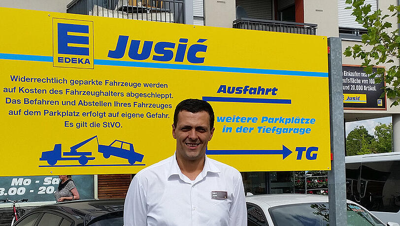 Seit 1. September ist er hier der Eigentümer: Hajrudin Jusic vor seinem Supermarkt in Trudering.