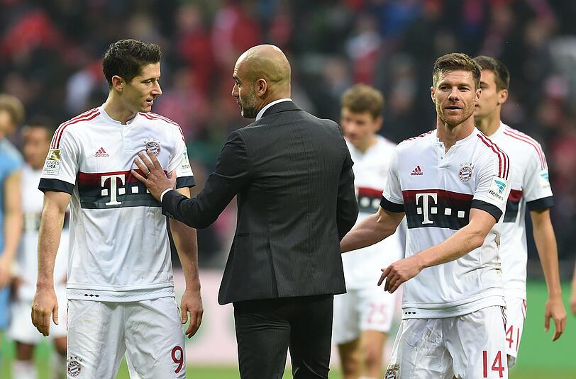 Pep Guardiola mahnt seine Spieler nach dem 1:0-Sieg gegen Werder Bremen