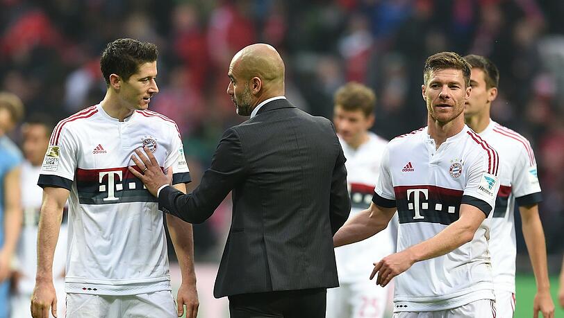 Pep Guardiola mahnt seine Spieler nach dem 1:0-Sieg gegen Werder Bremen Pep Guardiola mahnt seine Spieler nach dem 1:0-Sieg gegen Werder Bremen