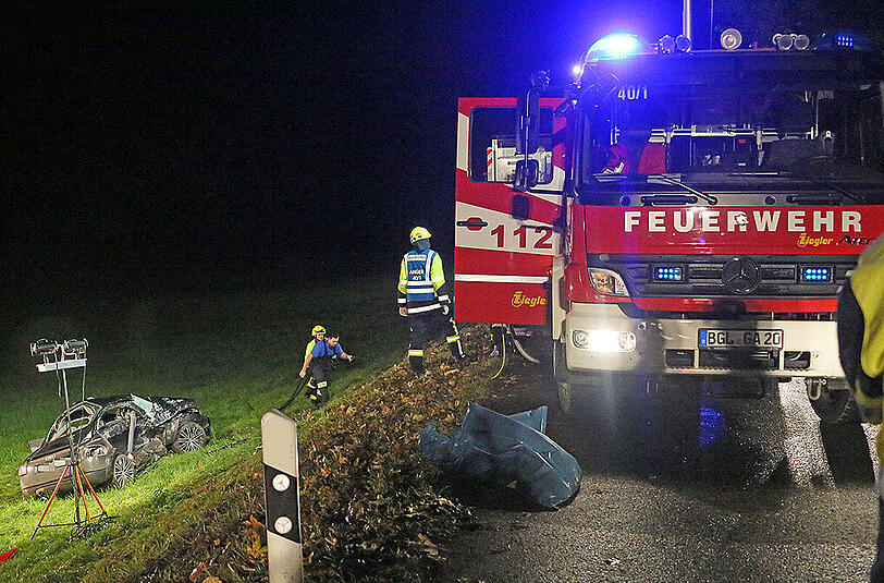 Nach dem Zusammenstoß wurde der 21-Jährige in seinem Audi-Wrack eingeklemmt. Er starb noch am Unfallort. Die Bilder vom Unfall.