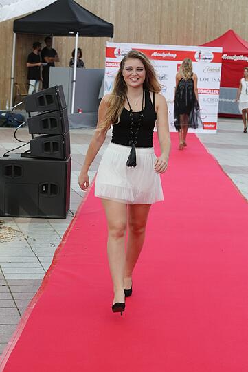 Trendige Sommerkleider oder Casual Look: Die Kandidatinnen für die Flughafen-Wildcard machen in jedem Outfit eine gute Figur.