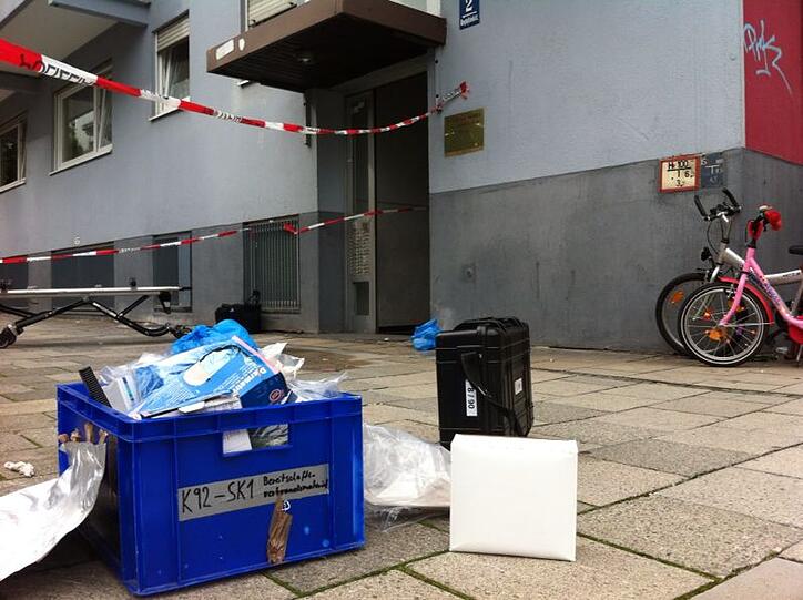 Bei der Polizei ging gegen 8 Uhr ein Notruf ein. Die Beamten fanden die Leiche der Frau im Treppenhaus eines Wohnhauses.