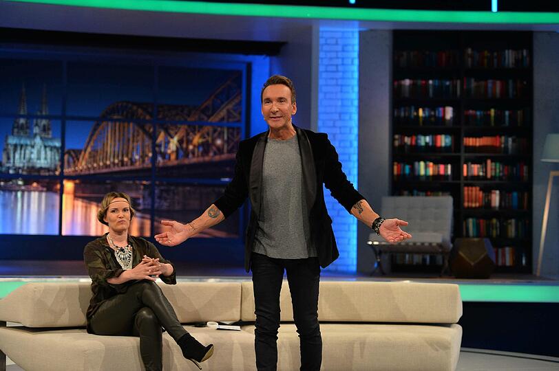 Bilder aus der Einzugs-Show. Jeder durfte vor dem Einzug zu Jochen Bendel auf die Couch.