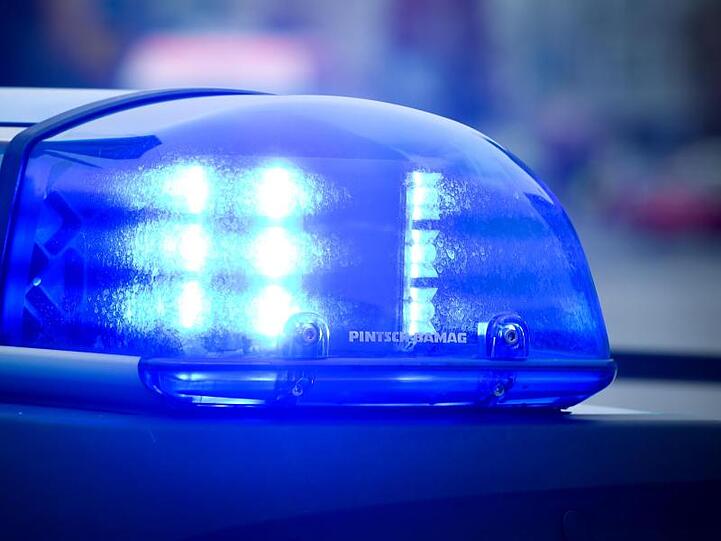 Das Blaulicht an einem Polizeiauto leuchtet. Foto: Patrick Pleul/dpa/Archivbild