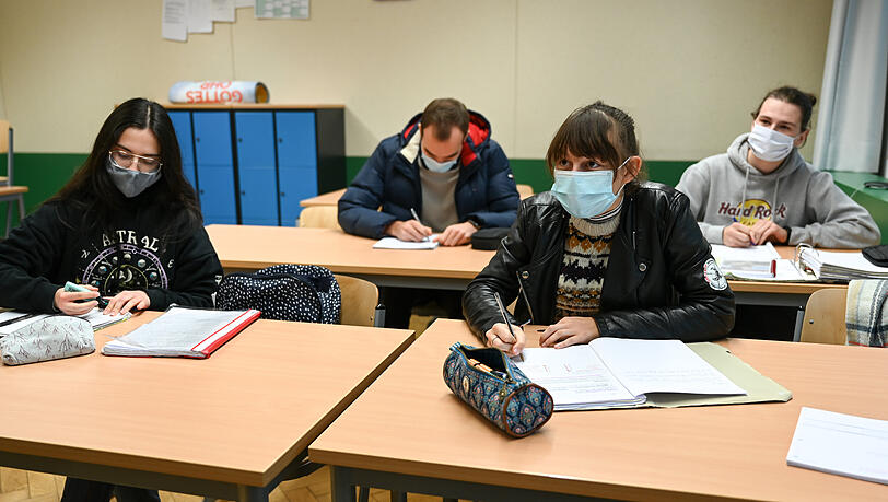 Spezielle Schutzmaßnahmen müssen laut den Experten besonders dort getroffen werden, wo sich Menschen lange gemeinsam in Innenräumen aufhalten - wie zum Beispiel in Schulen.
