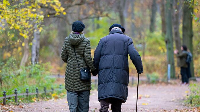 Im Laufe einer Beziehung können immer neue Herausforderungen auftreten. So schläft die Liebe auch im Alter nicht ein.