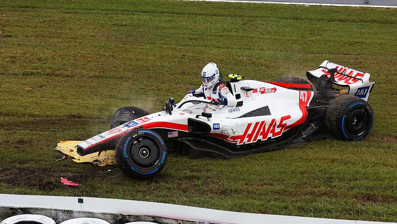 Unverletzt: Mick Schumacher steigt aus eigenen Stück aus seinem Haas-Flitzer aus.