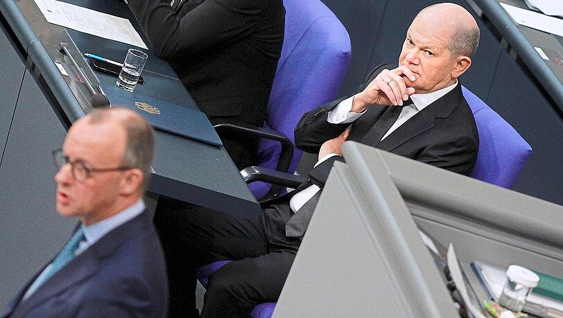 Bundeskanzler Olaf Scholz hört CDU-Chef Friedrich Merz bei dessen Rede im Bundestag zu. Mehrere Parteigründungen und die hohen Umfragewerte der AfD könnten ihnen bei der kommenden Wahl zu schaffen machen.
