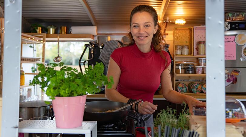 Nachdem sie viele Jahre im Ausland verbracht hat, ist René (Franziska Wulf) zurück in Köln und arbeitet in einem Foodtruck - an dem eines Tages zufällig ihr alter Freund Mads vorbeikommt. Nachdem sie viele Jahre im Ausland verbracht hat, ist René (Franziska Wulf) zurück in Köln und arbeitet in einem Foodtruck - an dem eines Tages zufällig ihr alter Freund Mads vorbeikommt.