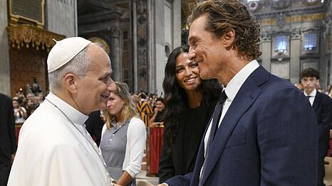 Papst Leo XIV. begr&uuml;&szlig;t Matthew McConaughey und Camila Alves im Vatikan.