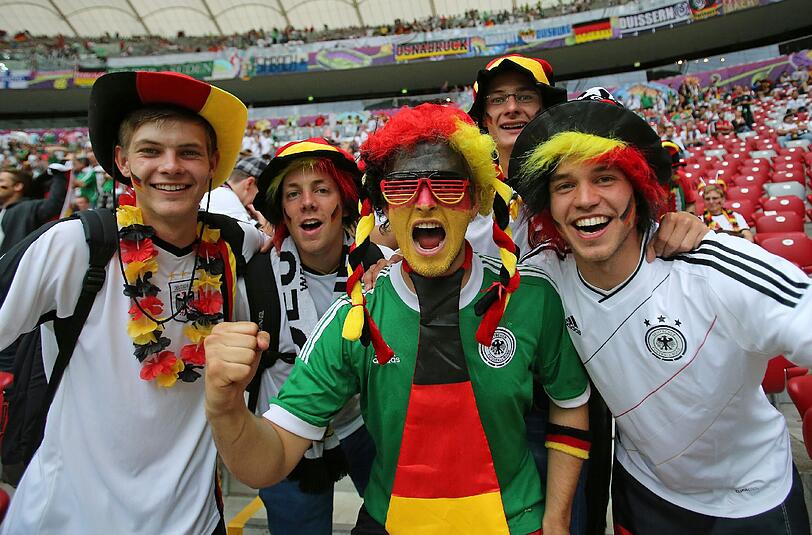 Im Sommer 2012 dreht sich alles um Fußball. Die Fußball-Europameisterschaft findet in Polen und Ukraine statt. Fußball-Deutschland geht mit großen Erwartungen an Jogi Löw und seine Mannschaft in das Turnier.