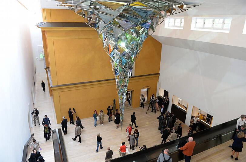 Das mächtige "Wirbelwerk" des Dänen Olafur Eliasson dominiert das neue Foyer.