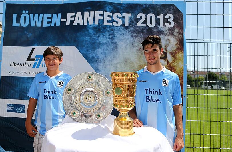 Daniel Adlung beim "Bullriding" und Moritz Volz beim Crepes kochen: Nach dem denkbar knappen Pokalerfolg am Freitag gegen Heidenheim, standen am Sonntag beim Fanfest der Löwen die Sechziger-Fans im Mittelpunkt. Die besten Bilder!