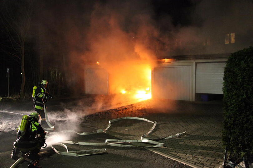 Das Auto völlig zerstört, die Garage in Vollbrand: In Waldkraiburg ist ein Carport abgebrannt. Die Bilder vom spektakulären Feuerwehreinsatz.