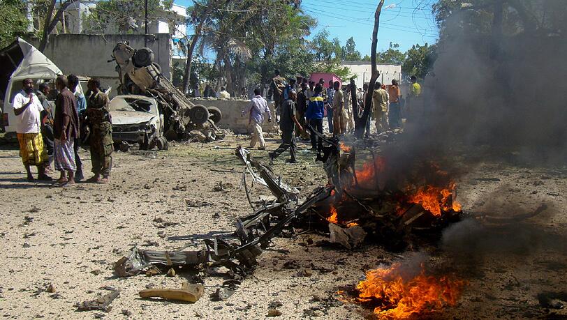 Bei einem Terroranschlag in Mogadischu sind 20 Menschen gestorben. Bei einem Terroranschlag in Mogadischu sind 20 Menschen gestorben.