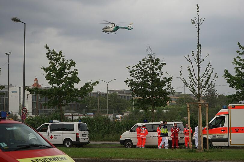 2: Einen Hinweis dafür, dass zumindest die Polizei schon im Vorfeld von dem Amoklauf wusste, sei die Tatsache, dass schon am vor der Tat sehr viele Hubschrauber in der Luft kreisten.