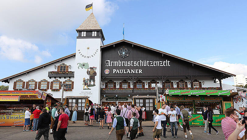 Im Armbrustschützenzelt kann man heuer bei einigen Bedienungen mit Google und Apple Pay bezahlen.