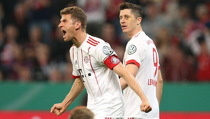 Mit nun 27 Pokal-Treffern im Trikot des FC Bayern ließ Thomas Müller (vorne) FCB-Vorstandschef Karl-Heinz Rummenigge (25) hinter sich und ist nun zweitbester Torjäger des Rekordpokalsiegers in diesem Wettbewerb; hinter Gerd Müller (78). Im Hintergrund Robert Lewandowski. Mit nun 27 Pokal-Treffern im Trikot des FC Bayern ließ Thomas Müller (vorne) FCB-Vorstandschef Karl-Heinz Rummenigge (25) hinter sich und ist nun zweitbester Torjäger des Rekordpokalsiegers in diesem Wettbewerb; hinter Gerd Müller (78). Im Hintergrund Robert Lewandowski.