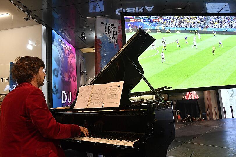 Stefan Graf von Bothmer begleitete das WM-Vorrundenspiel der Deutschen auf dem Klavier