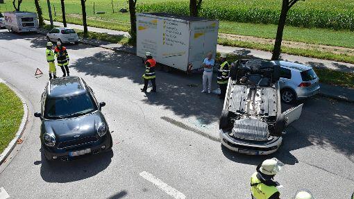 Der VW blieb auf dem Dach liegen, die beiden verletzten Insassen konnten sich noch selbst befreien.