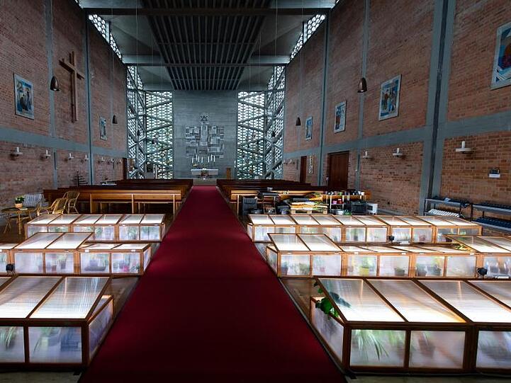 Die Kunstinstallation Be(e)tbänke ist in der Evangeliumskirche München-Hasenbergl zu sehen. Foto: Sven Hoppe