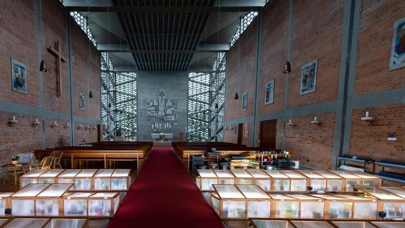 Die Kunstinstallation Be(e)tbänke ist in der Evangeliumskirche München-Hasenbergl zu sehen. Foto: Sven Hoppe Die Kunstinstallation Be(e)tbänke ist in der Evangeliumskirche München-Hasenbergl zu sehen. Foto: Sven Hoppe