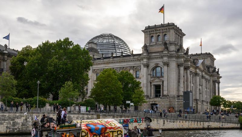 Demonstranten fahren mit einem Boot am Berliner Reichstagsgebäude vorbei. Das Klimapaket der Bundesregierung wird von Opposition, Umweltschützern und Wirtschaftsverbänden weiter scharf kritisiert. Demonstranten fahren mit einem Boot am Berliner Reichstagsgebäude vorbei. Das Klimapaket der Bundesregierung wird von Opposition, Umweltschützern und Wirtschaftsverbänden weiter scharf kritisiert.