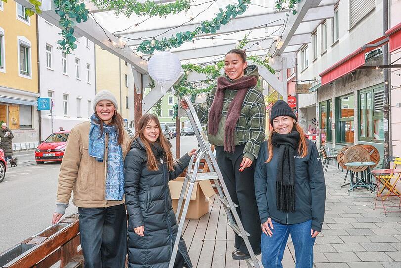 Sydney Madlangbayan, Karin Buchhold, Sofia Henke und Sarah Bures vom Caf&eacute; Botanista in der Pestalozzistra&szlig;e haben viel vor: Sie wollen den sch&ouml;nsten Schanigarten der Stadt errichten.