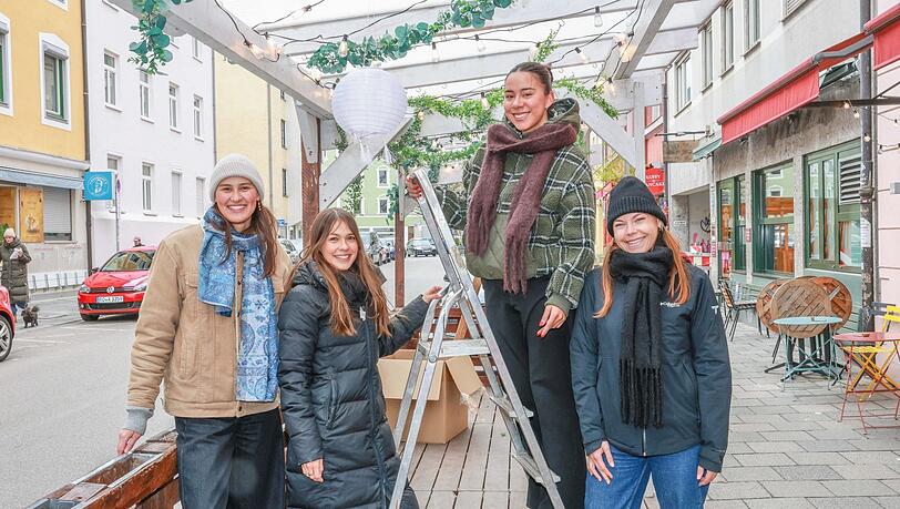 Sydney Madlangbayan, Karin Buchhold, Sofia Henke und Sarah Bures vom Caf&eacute; Botanista in der Pestalozzistra&szlig;e haben viel vor: Sie wollen den sch&ouml;nsten Schanigarten der Stadt errichten.