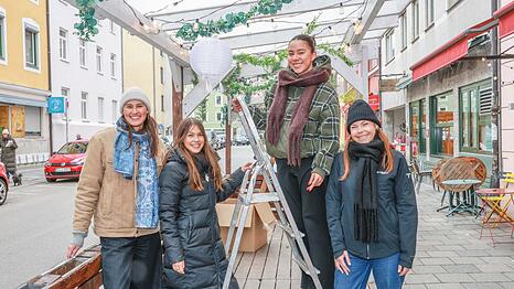 Sydney Madlangbayan, Karin Buchhold, Sofia Henke und Sarah Bures vom Caf&eacute; Botanista in der Pestalozzistra&szlig;e haben viel vor: Sie wollen den sch&ouml;nsten Schanigarten der Stadt errichten.