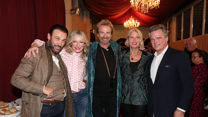 Monika Gr&uuml;ber begr&uuml;&szlig;t Alexander-Klaus Stecher, Karina und Thomas Gottschalk sowie Maximilian Heiden im Circus Krone