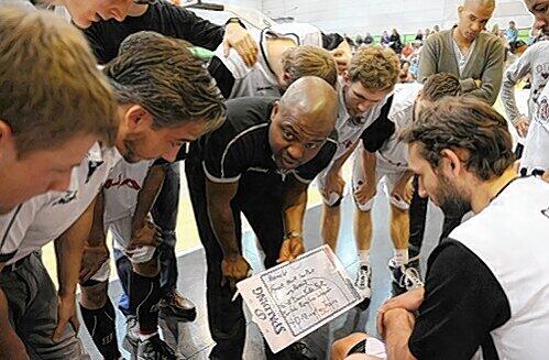 NBC-Trainer Derrick Taylor (M.) musste seinen Schützlingen erst die Leviten lesen, um den Hertener Löwen den Zahn zu ziehen.