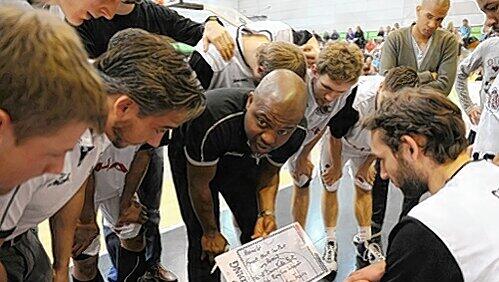 NBC-Trainer Derrick Taylor (M.) musste seinen Schützlingen erst die Leviten lesen, um den Hertener Löwen den Zahn zu ziehen. NBC-Trainer Derrick Taylor (M.) musste seinen Schützlingen erst die Leviten lesen, um den Hertener Löwen den Zahn zu ziehen.