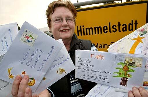 Die freiwilligen Helfer haben schon mehr als 65 000 Briefe beantwortet.