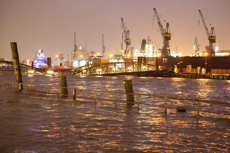 Elbwasser überflutet bei einer Sturmflut den Fischmarkt in Hamburg.