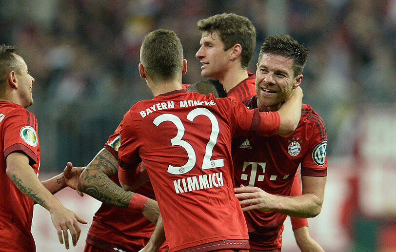 JOSHUA KIMMICH: NOTE 3.
Tauschte früh mit Lahm die Position. Hinterließ als Rechtsverteidiger einen guten Eindruck. In der Schlussphase dann auch links hinten solide.