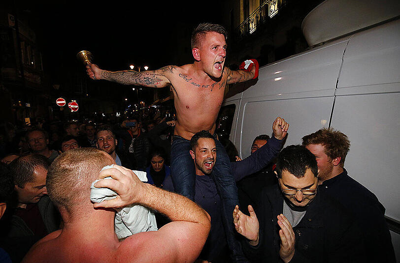 Auch bei den Fans der Foxes brachen alle Dämme. In der Innenstadt von Leicester machten sie mit schrillen Outfits, nackter Haut oder coolen Plakaten die Nacht zum Tage.