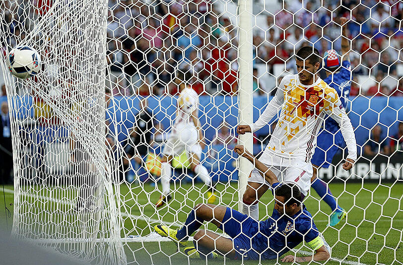 Spaniens Alvaro Morata erzielt im EM-Gruppenspiel gegen Kroatien das 1:0.