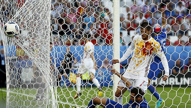 Spaniens Alvaro Morata erzielt im EM-Gruppenspiel gegen Kroatien das 1:0. Spaniens Alvaro Morata erzielt im EM-Gruppenspiel gegen Kroatien das 1:0.