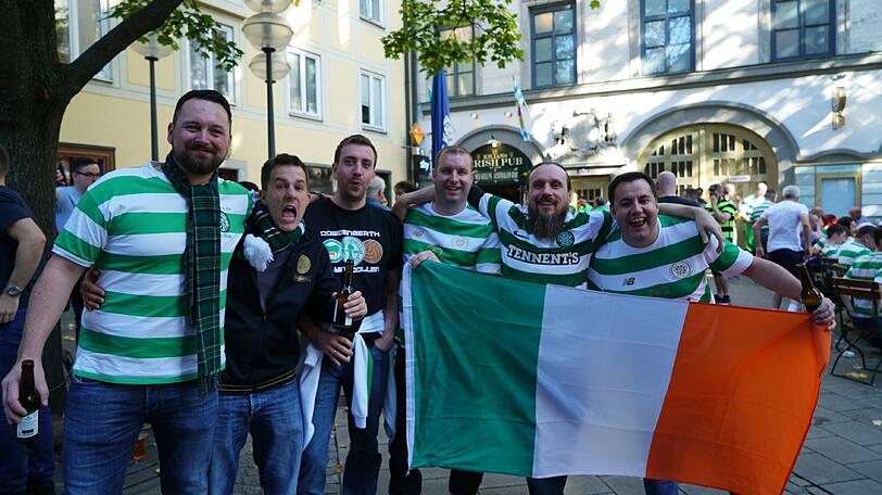 Auf dem Marienplatz feiern bereits die Celtic-Fans.